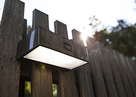 A napelemes kültéri lámpa megoldást jelenthet a te kertedben is!